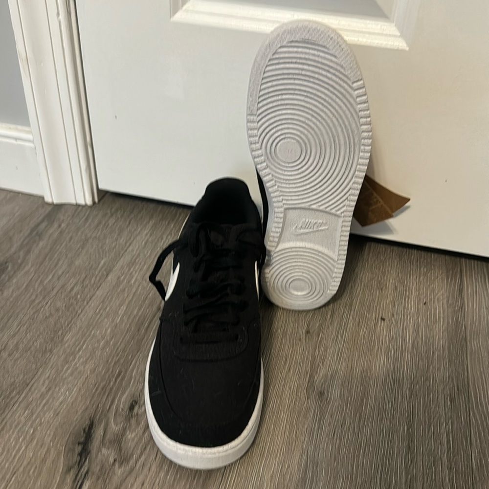 Women’s 8.5 Nikes